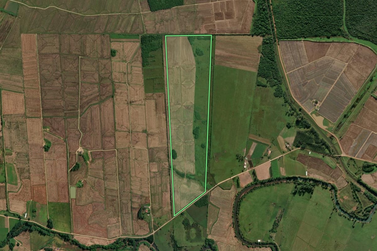 Imagem de satélite do imóvel rural em Praia Grande (SC), com o contorno declarado no CAR desenhado por cima.
