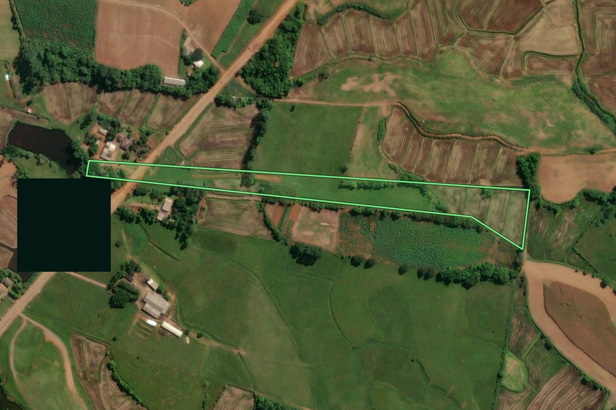 Imagem de satélite do imóvel rural em Praia Grande (SC), com o contorno declarado no CAR desenhado por cima.