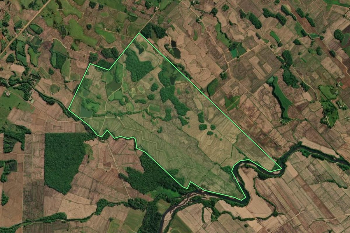 Imagem de satélite do imóvel rural em Praia Grande (SC), com o contorno declarado no CAR desenhado por cima.