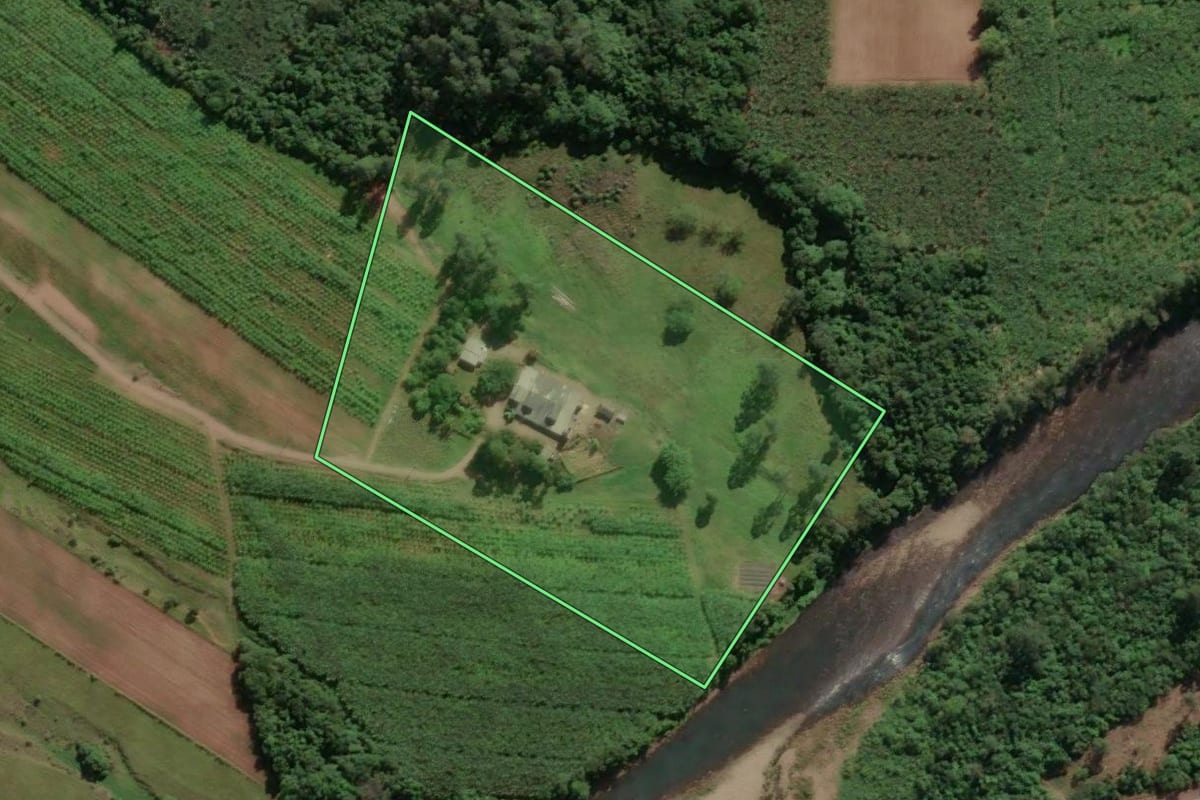 Imagem de satélite do imóvel rural em Praia Grande (SC), com o contorno declarado no CAR desenhado por cima.