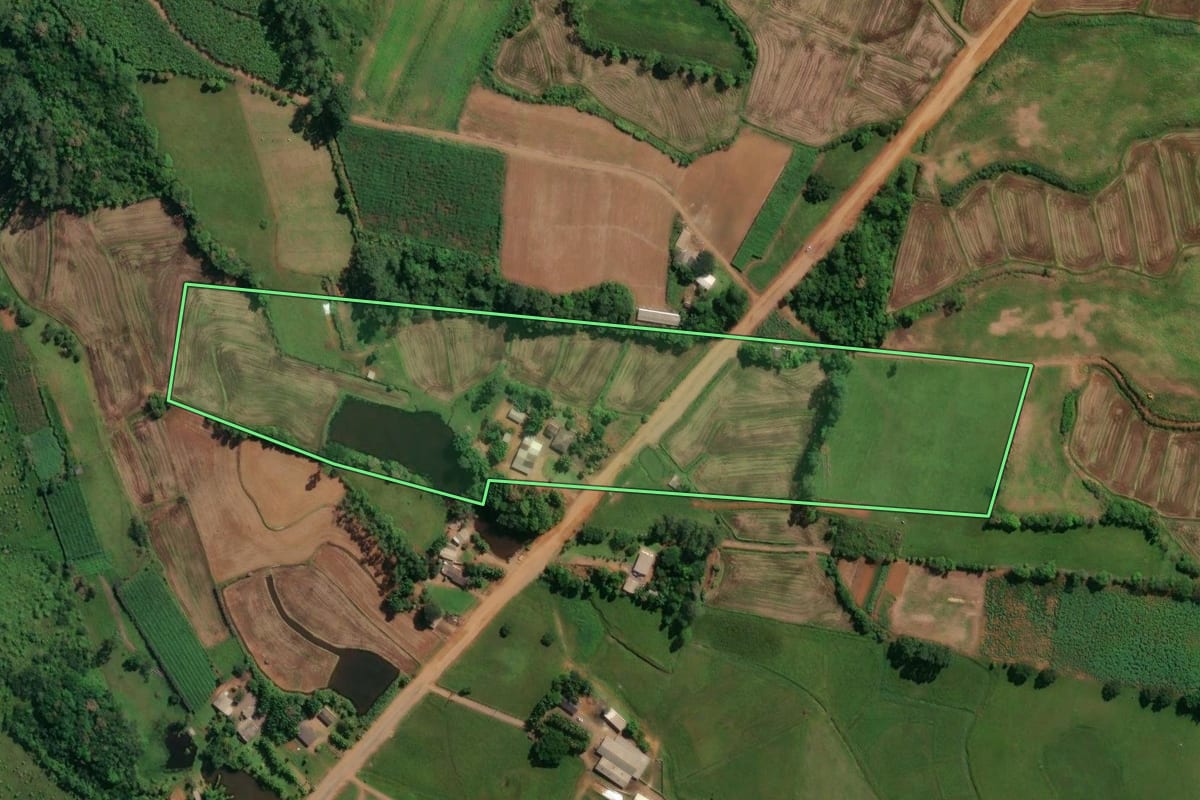 Imagem de satélite do imóvel rural em Praia Grande (SC), com o contorno declarado no CAR desenhado por cima.