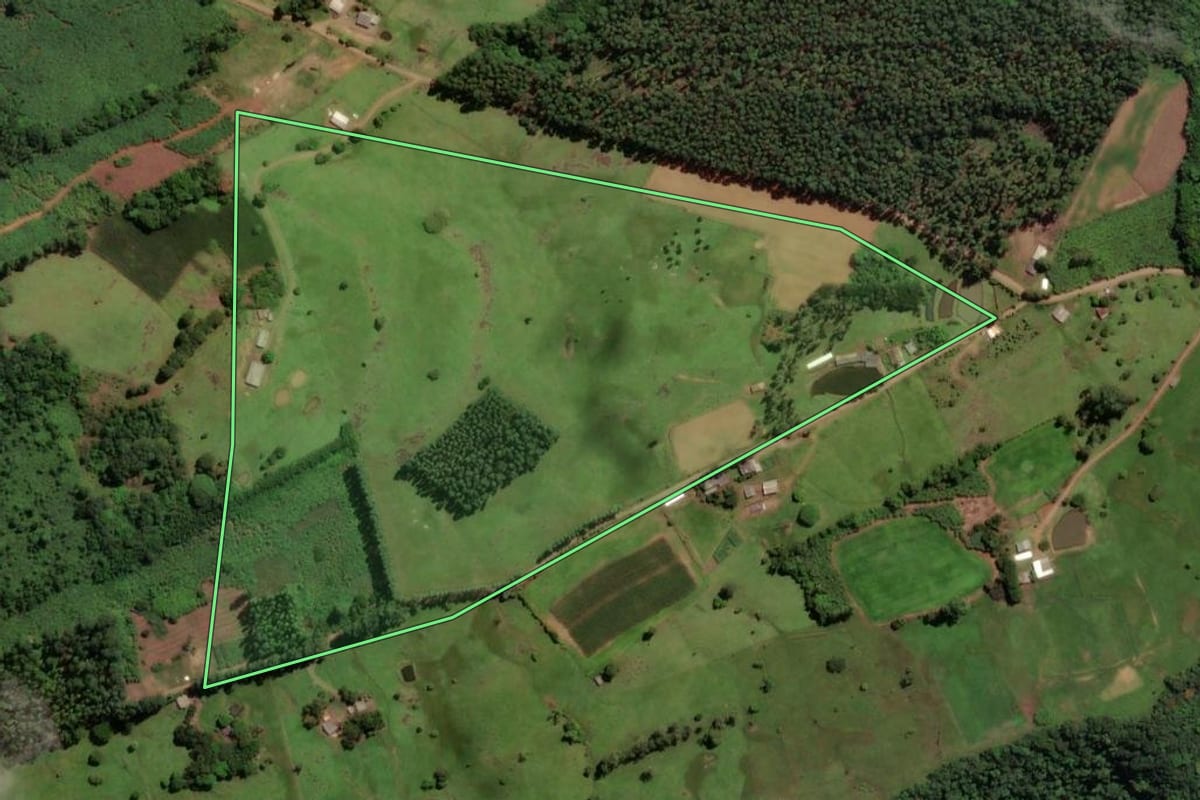 Imagem de satélite do imóvel rural em Praia Grande (SC), com o contorno declarado no CAR desenhado por cima.