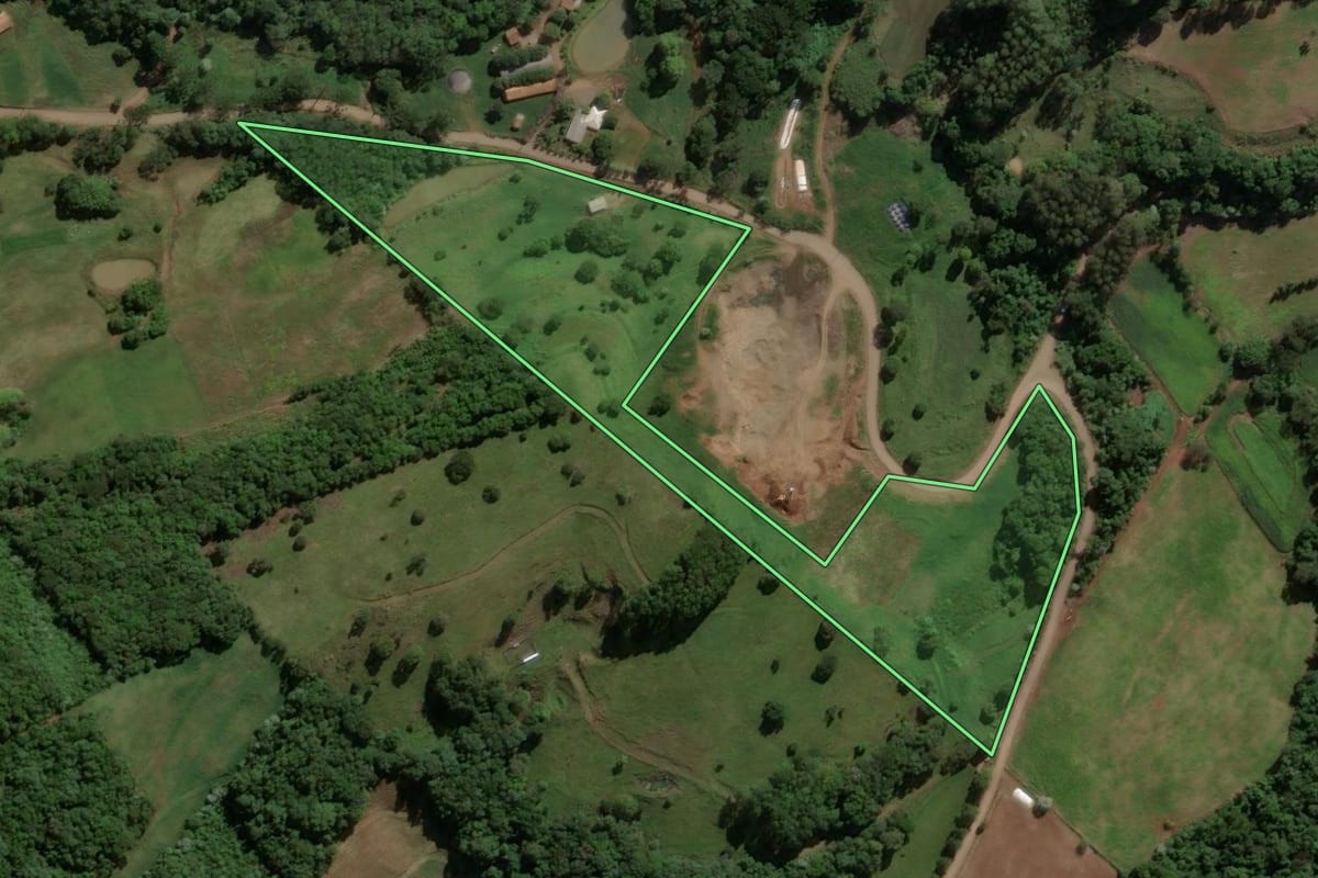 Imagem de satélite do imóvel rural em Presidente Castello Branco (SC), com o contorno declarado no CAR desenhado por cima.