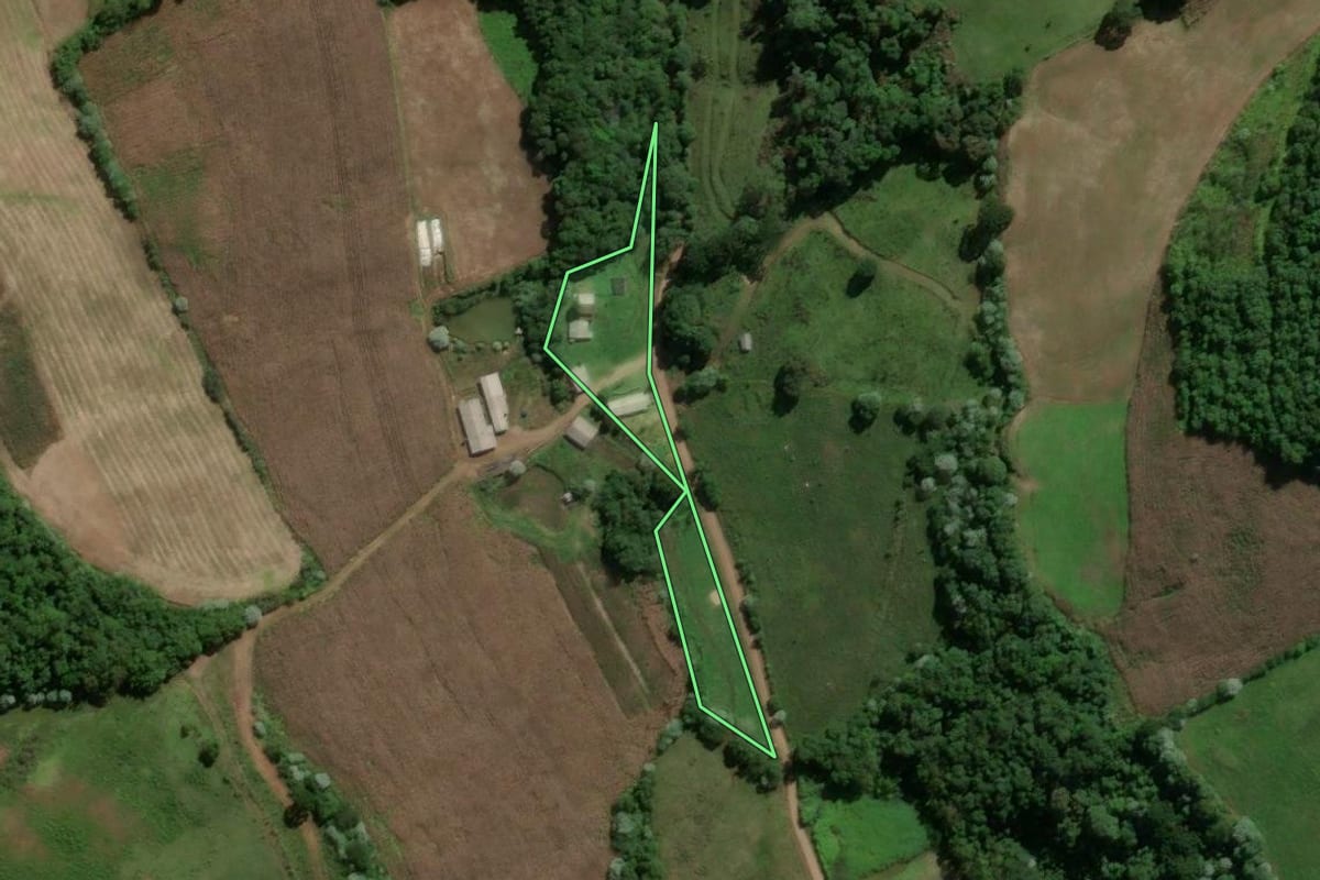 Imagem de satélite do imóvel rural em Presidente Castello Branco (SC), com o contorno declarado no CAR desenhado por cima.