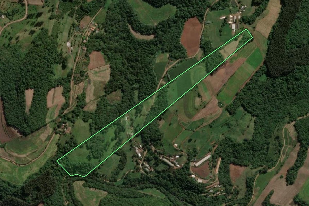 Imagem de satélite do imóvel rural em Presidente Castello Branco (SC), com o contorno declarado no CAR desenhado por cima.