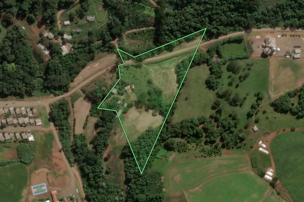 Imagem de satélite do imóvel rural em Presidente Castello Branco (SC), com o contorno declarado no CAR desenhado por cima.
