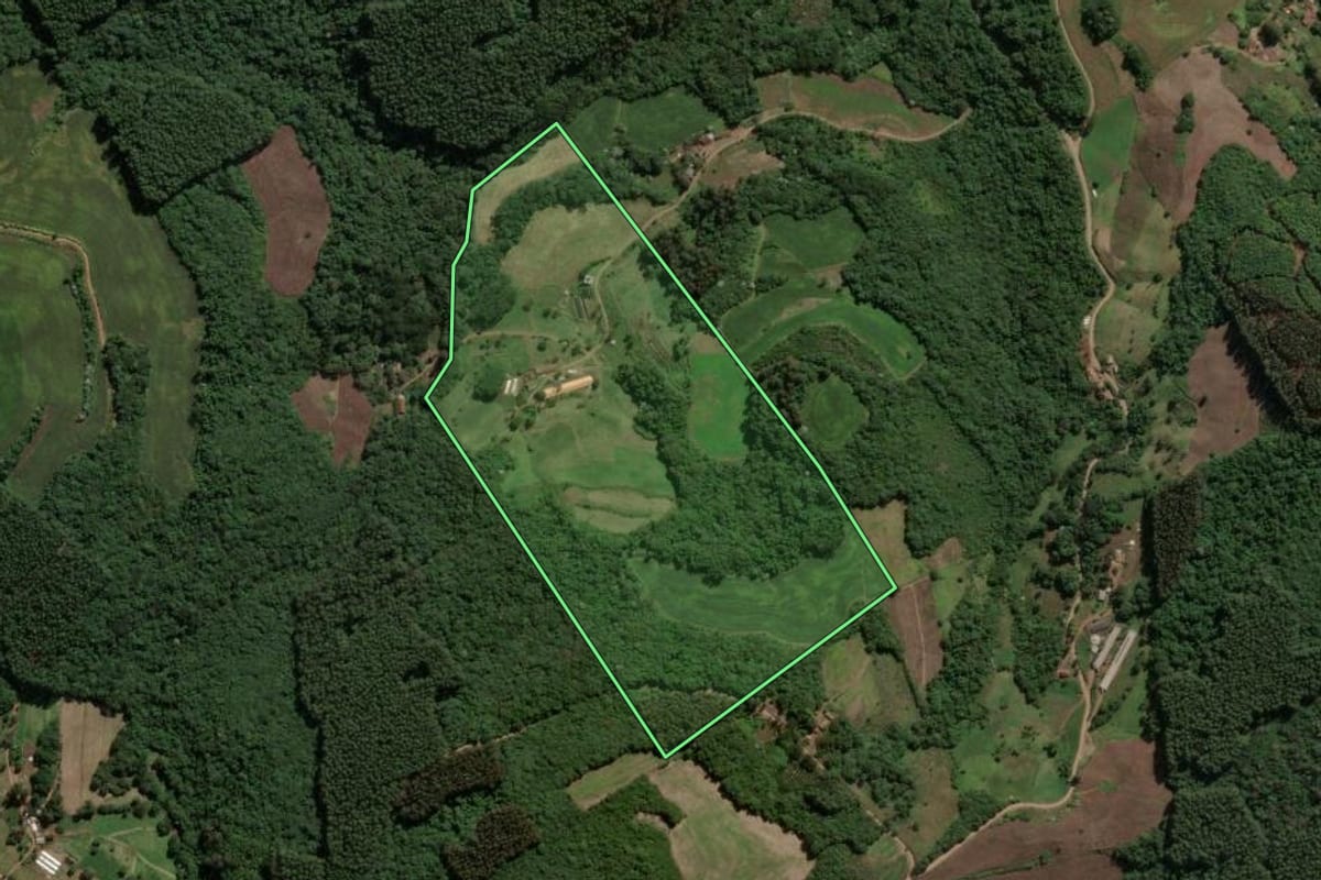 Imagem de satélite do imóvel rural em Presidente Castello Branco (SC), com o contorno declarado no CAR desenhado por cima.