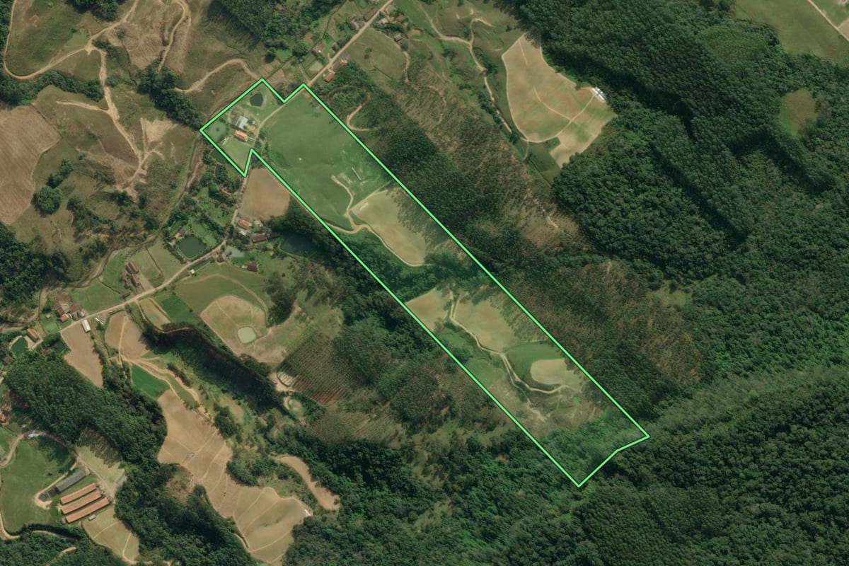 Imagem de satélite do imóvel rural em Presidente Getúlio (SC), com o contorno declarado no CAR desenhado por cima.