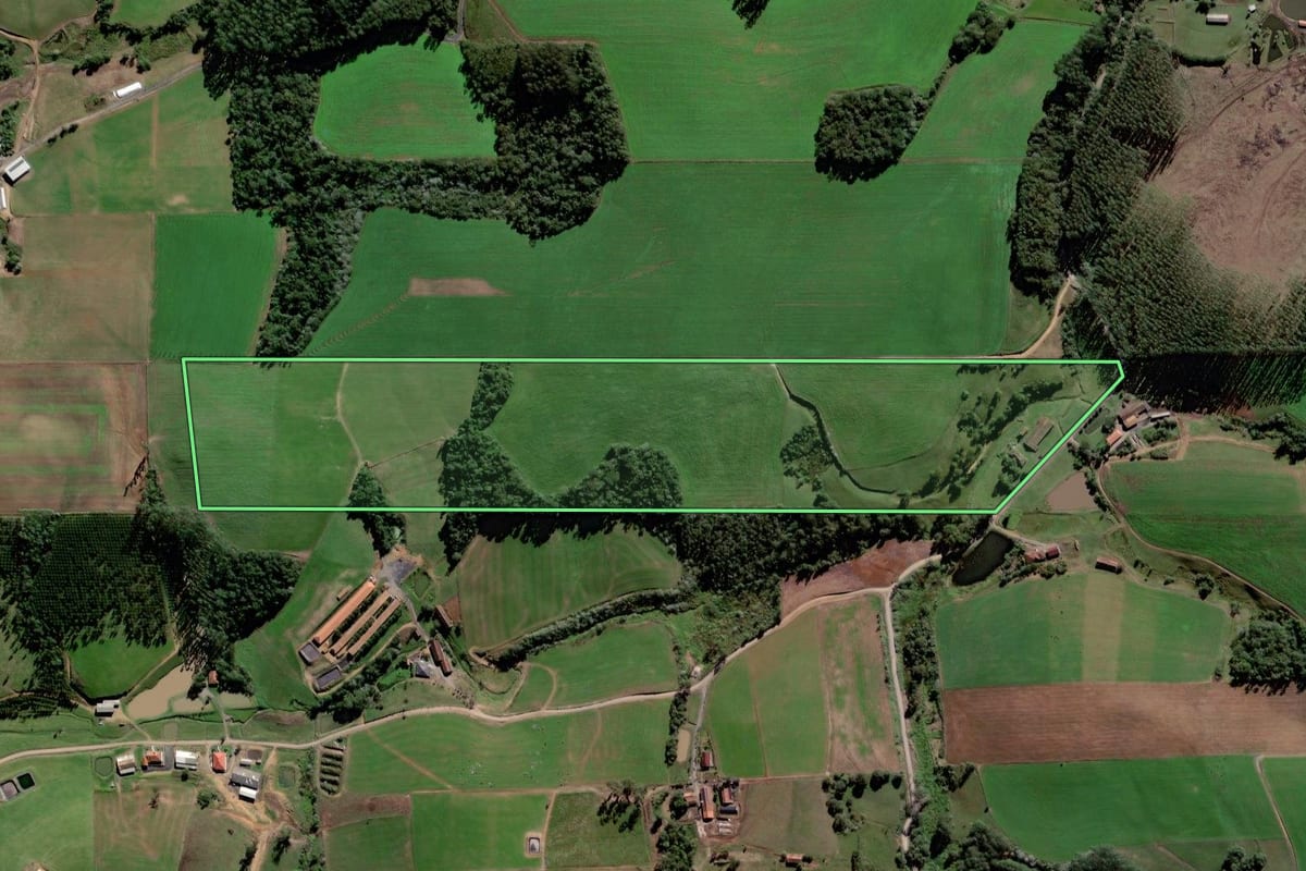 Imagem de satélite do imóvel rural em Presidente Getúlio (SC), com o contorno declarado no CAR desenhado por cima.