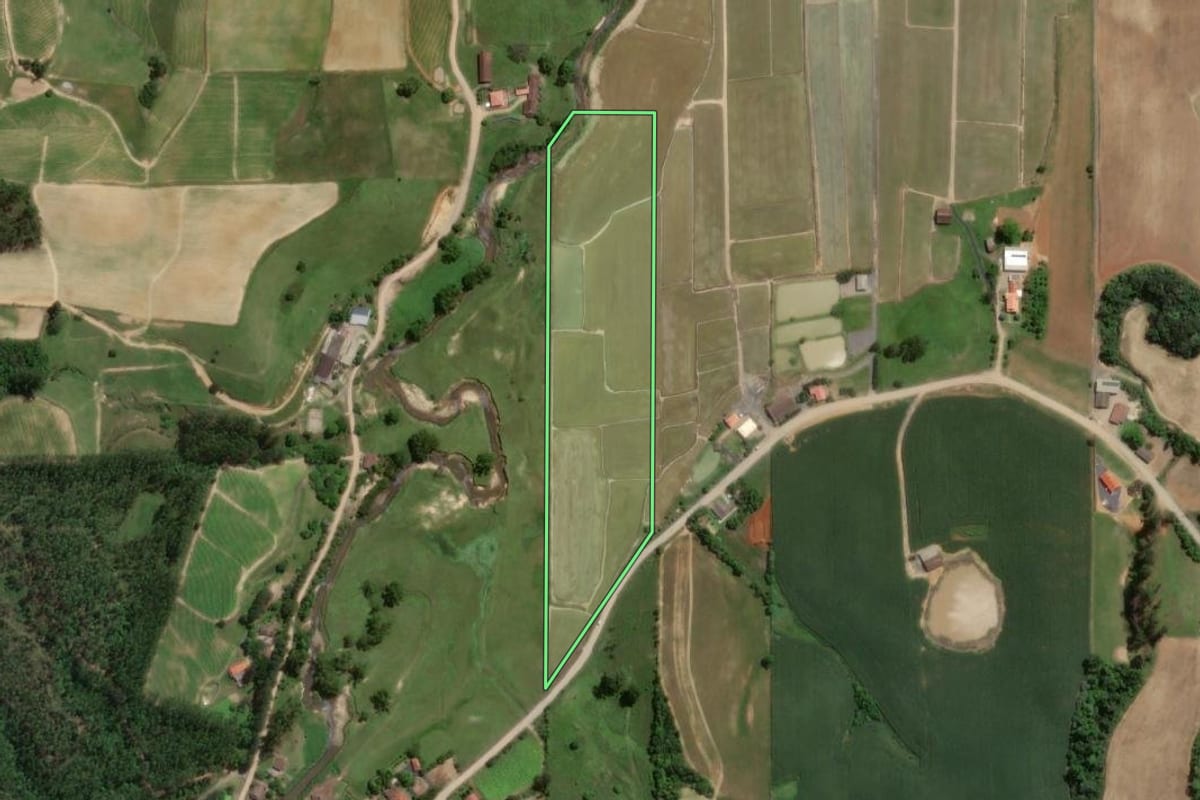 Imagem de satélite do imóvel rural em Presidente Getúlio (SC), com o contorno declarado no CAR desenhado por cima.