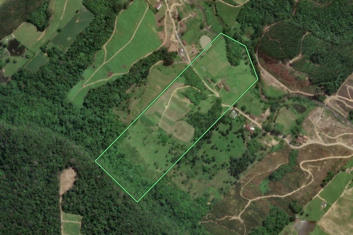 Imagem de satélite do imóvel rural em Presidente Getúlio (SC), com o contorno declarado no CAR desenhado por cima.