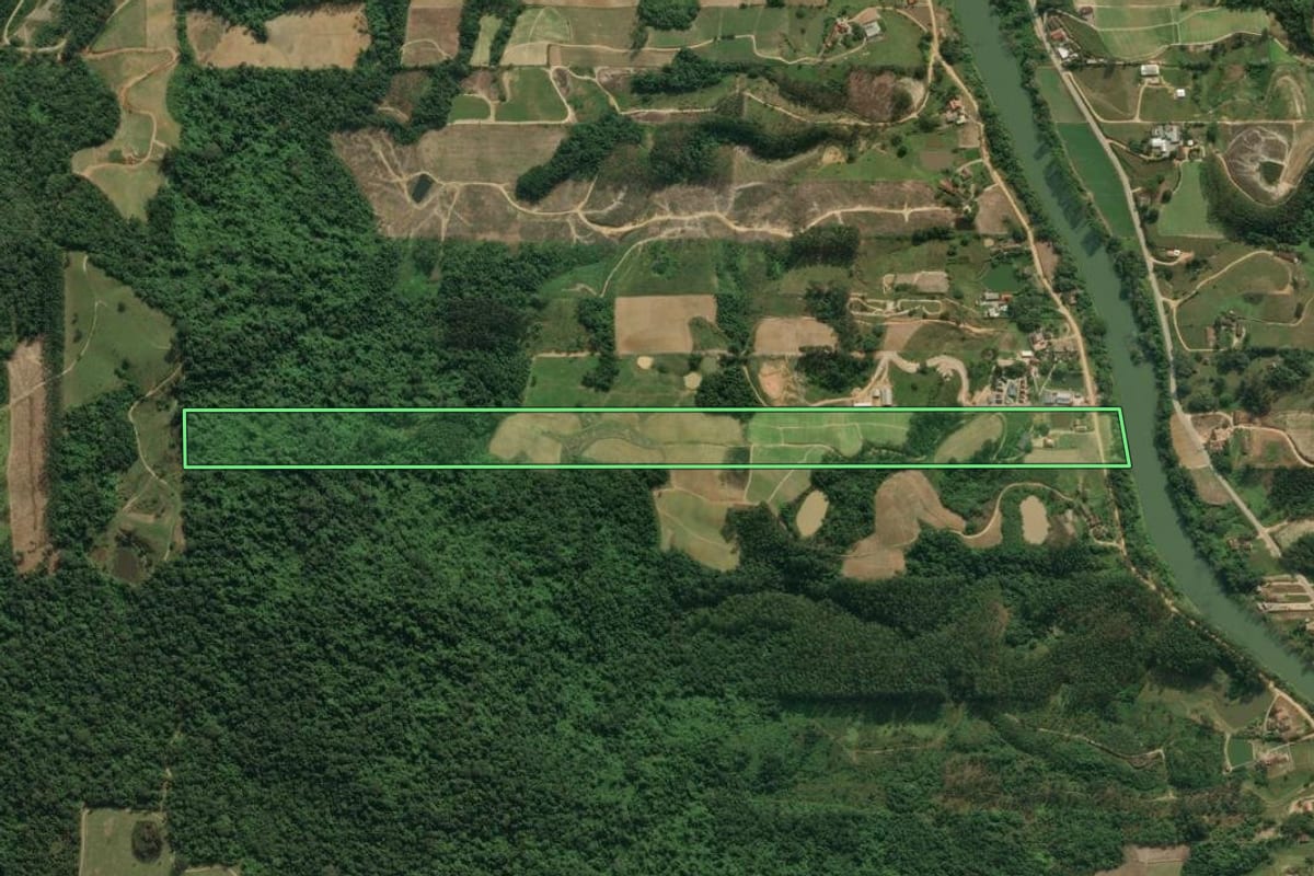 Imagem de satélite do imóvel rural em Presidente Getúlio (SC), com o contorno declarado no CAR desenhado por cima.