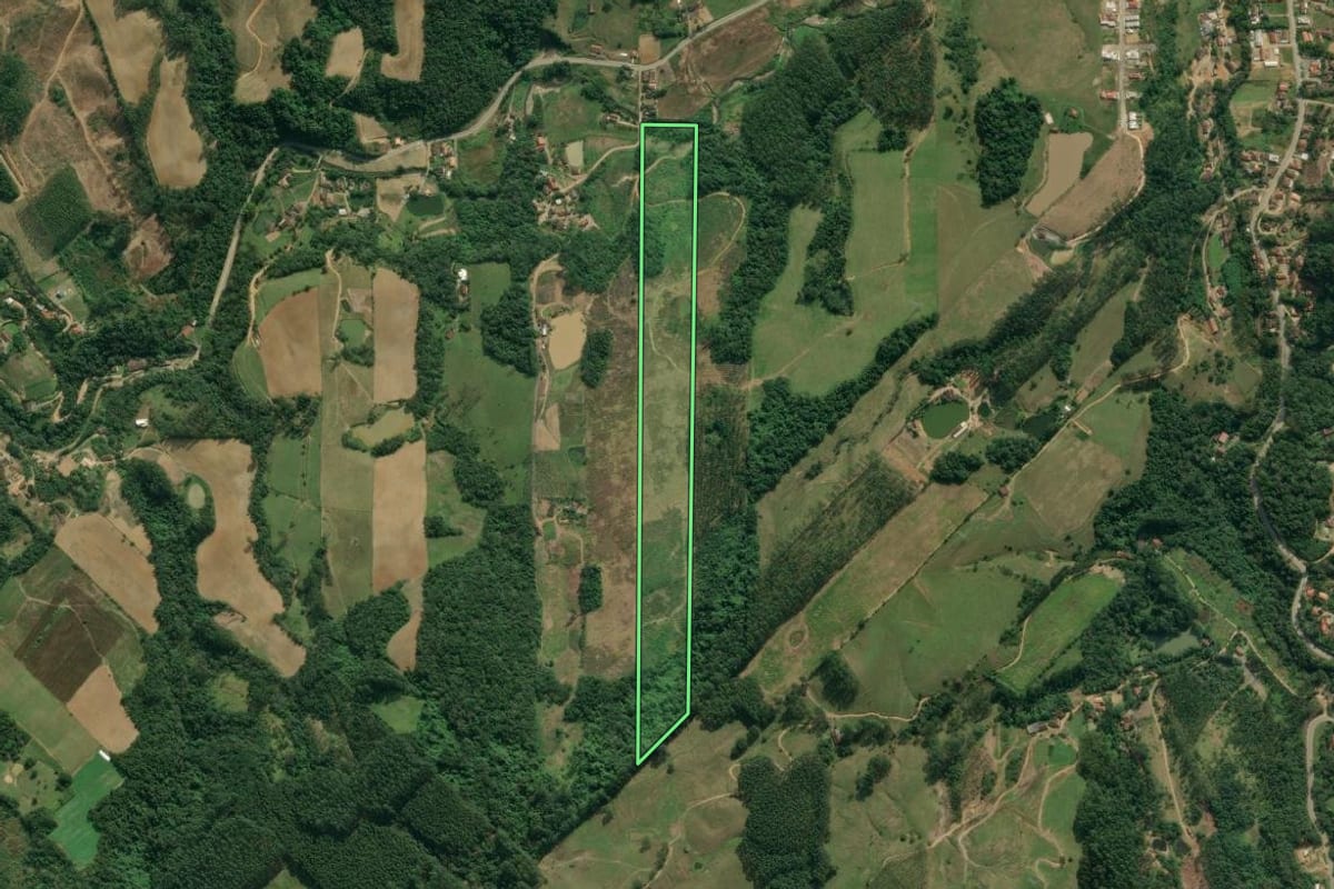 Imagem de satélite do imóvel rural em Presidente Getúlio (SC), com o contorno declarado no CAR desenhado por cima.