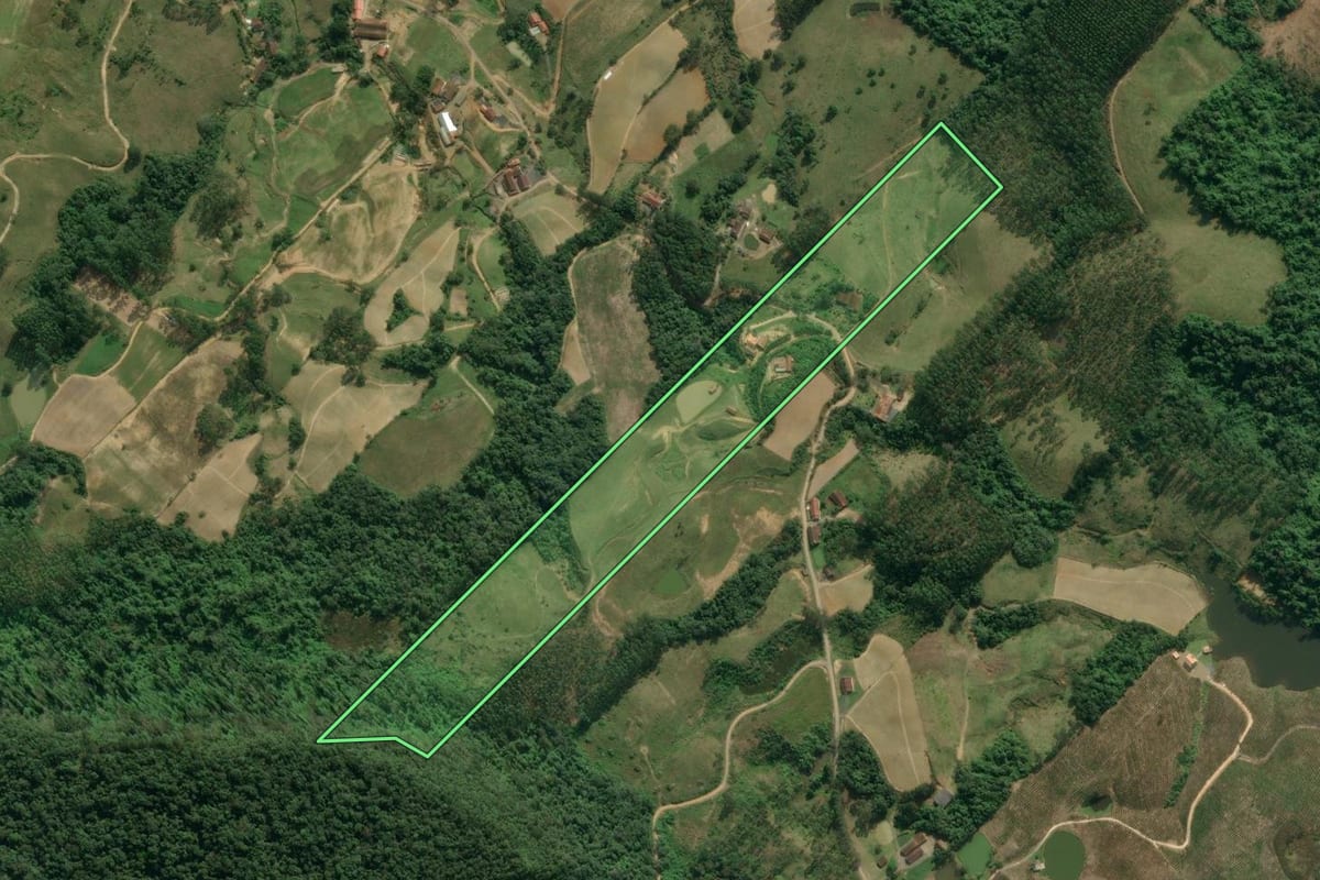 Imagem de satélite do imóvel rural em Presidente Getúlio (SC), com o contorno declarado no CAR desenhado por cima.