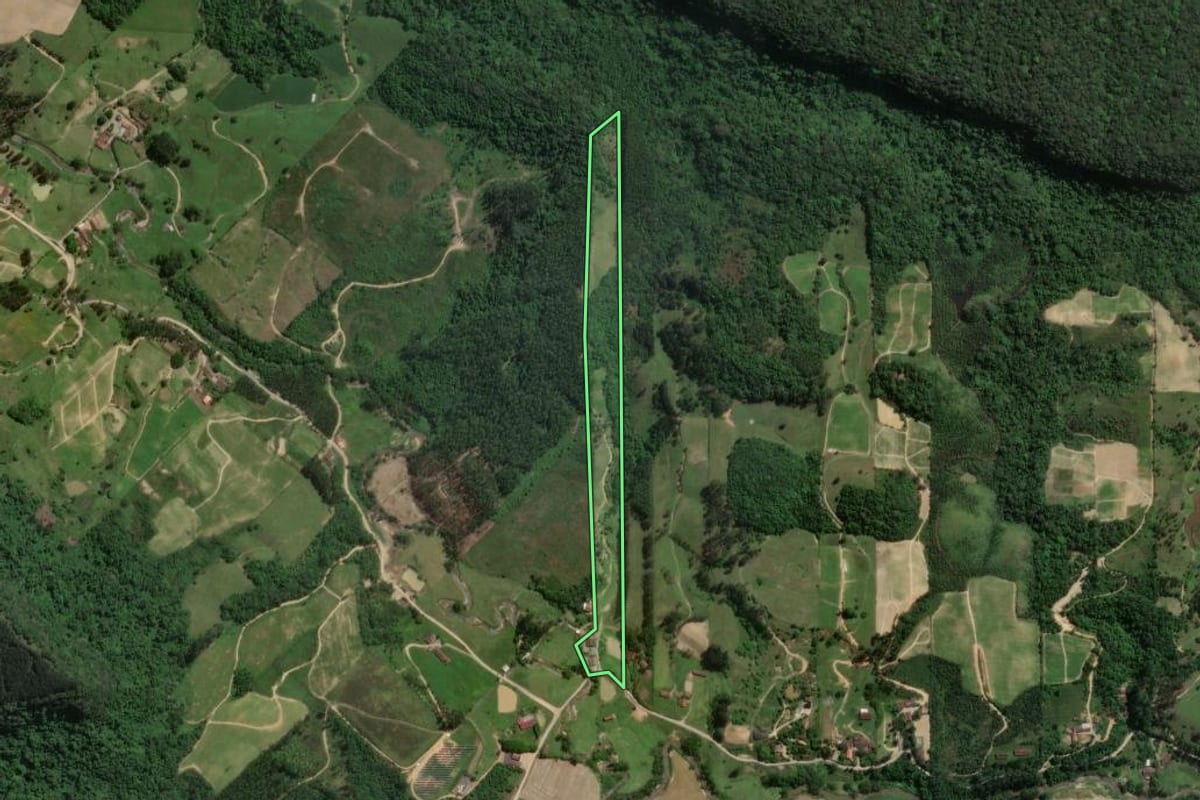 Imagem de satélite do imóvel rural em Presidente Getúlio (SC), com o contorno declarado no CAR desenhado por cima.