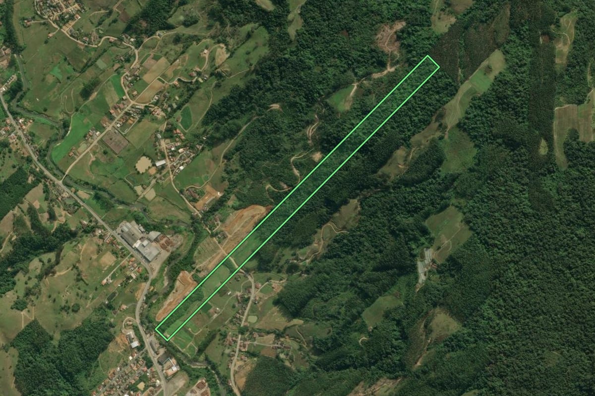 Imagem de satélite do imóvel rural em Presidente Getúlio (SC), com o contorno declarado no CAR desenhado por cima.