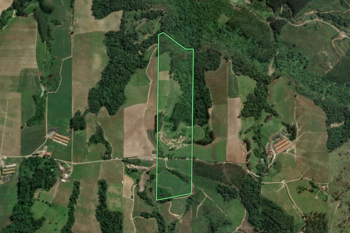 Imagem de satélite do imóvel rural em Presidente Getúlio (SC), com o contorno declarado no CAR desenhado por cima.