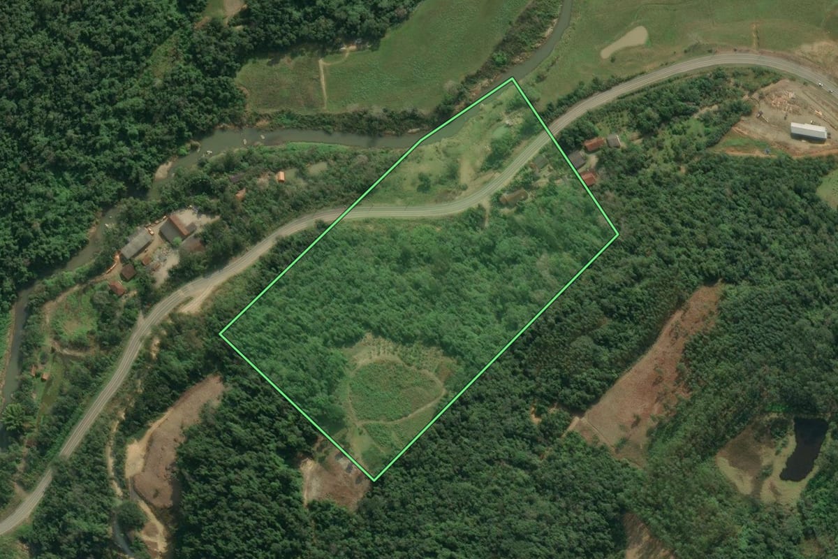 Imagem de satélite do imóvel rural em Presidente Getúlio (SC), com o contorno declarado no CAR desenhado por cima.