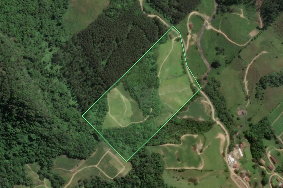Imagem de satélite do imóvel rural em Presidente Getúlio (SC), com o contorno declarado no CAR desenhado por cima.