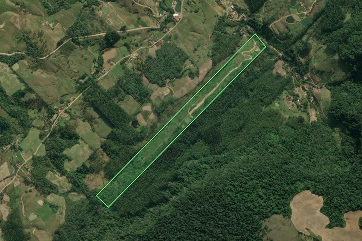 Imagem de satélite do imóvel rural em Presidente Getúlio (SC), com o contorno declarado no CAR desenhado por cima.