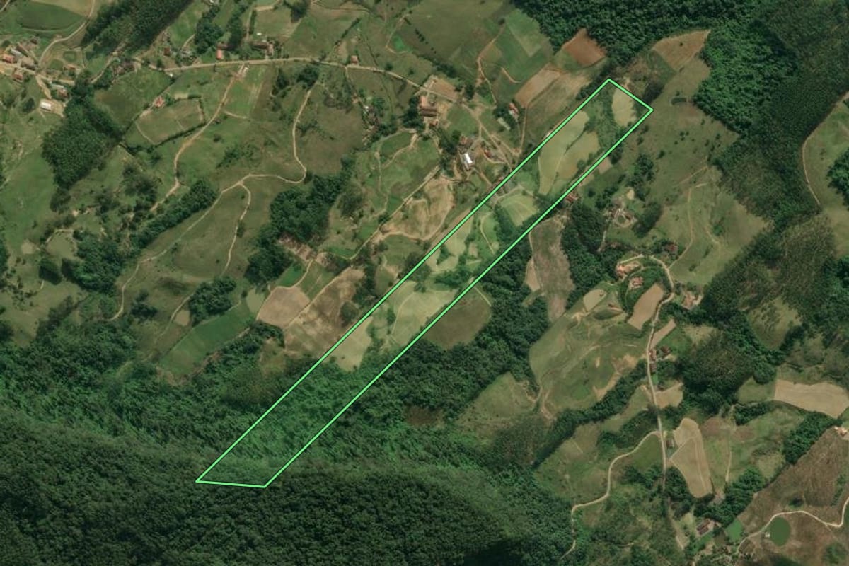 Imagem de satélite do imóvel rural em Presidente Getúlio (SC), com o contorno declarado no CAR desenhado por cima.