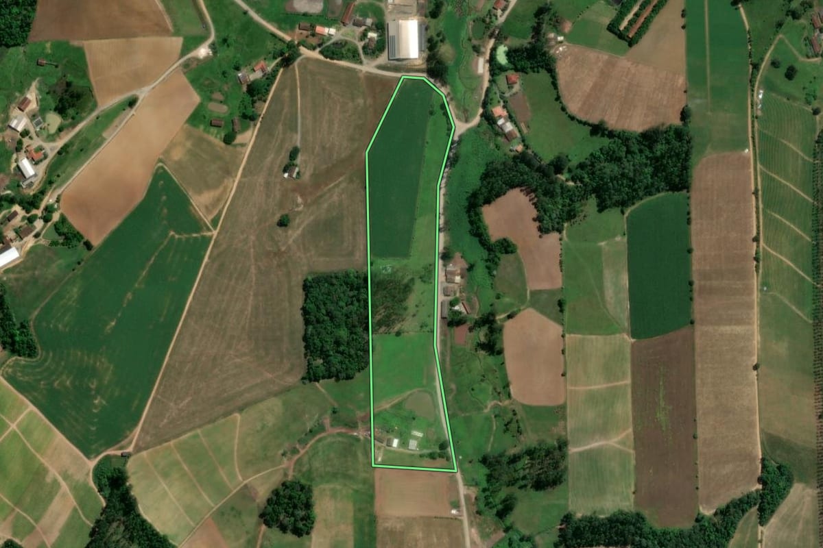 Imagem de satélite do imóvel rural em Presidente Getúlio (SC), com o contorno declarado no CAR desenhado por cima.