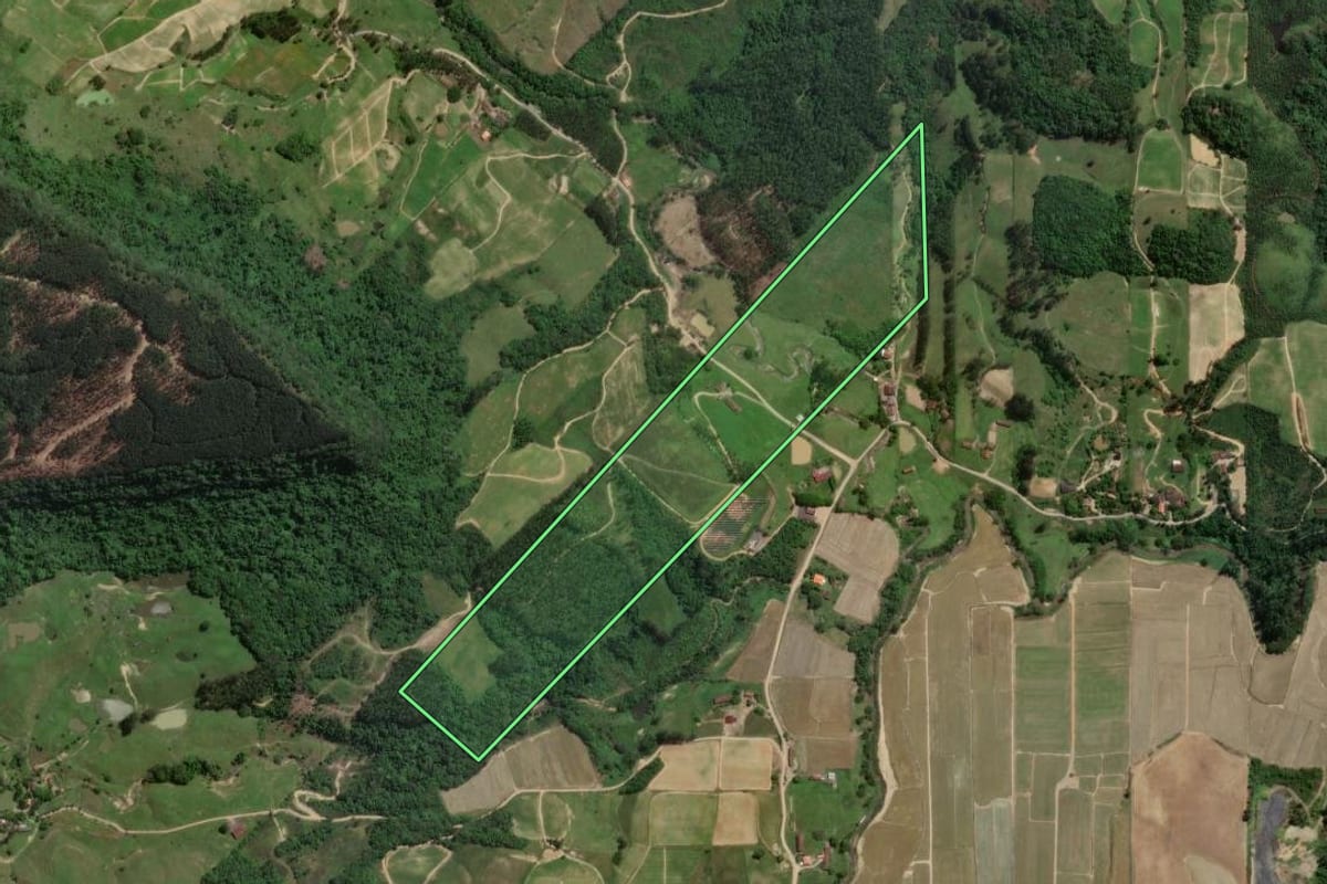 Imagem de satélite do imóvel rural em Presidente Getúlio (SC), com o contorno declarado no CAR desenhado por cima.