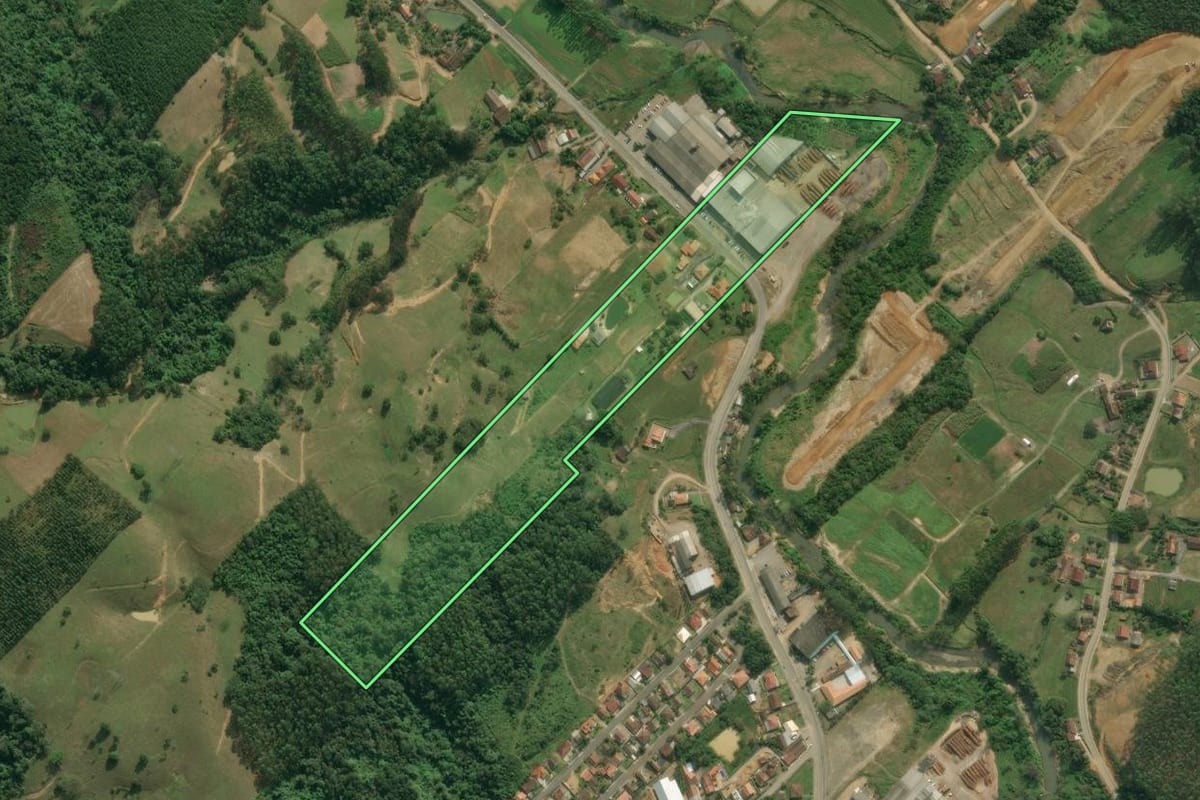 Imagem de satélite do imóvel rural em Presidente Getúlio (SC), com o contorno declarado no CAR desenhado por cima.