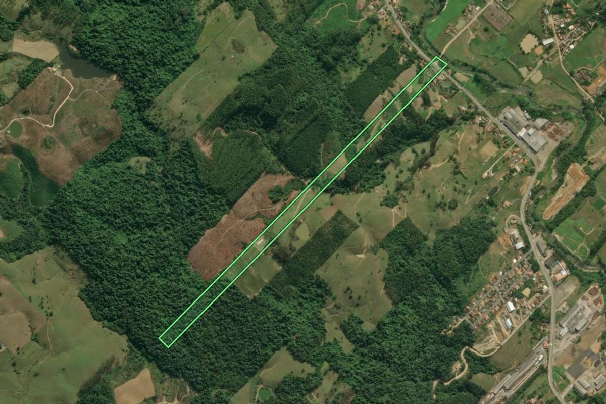 Imagem de satélite do imóvel rural em Presidente Getúlio (SC), com o contorno declarado no CAR desenhado por cima.