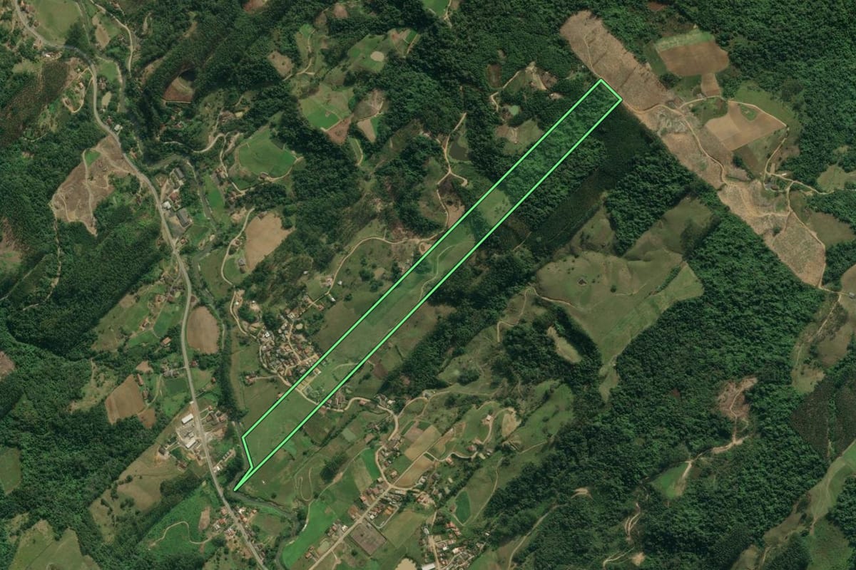 Imagem de satélite do imóvel rural em Presidente Getúlio (SC), com o contorno declarado no CAR desenhado por cima.