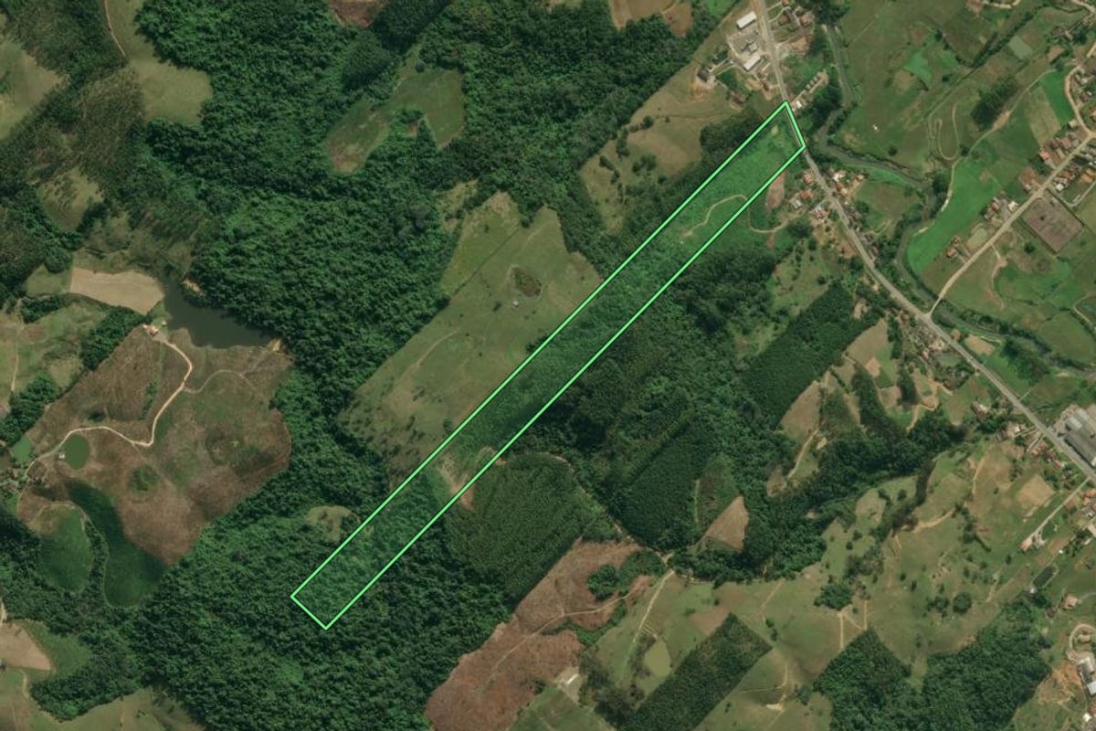 Imagem de satélite do imóvel rural em Presidente Getúlio (SC), com o contorno declarado no CAR desenhado por cima.