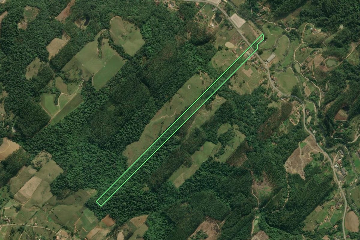 Imagem de satélite do imóvel rural em Presidente Getúlio (SC), com o contorno declarado no CAR desenhado por cima.