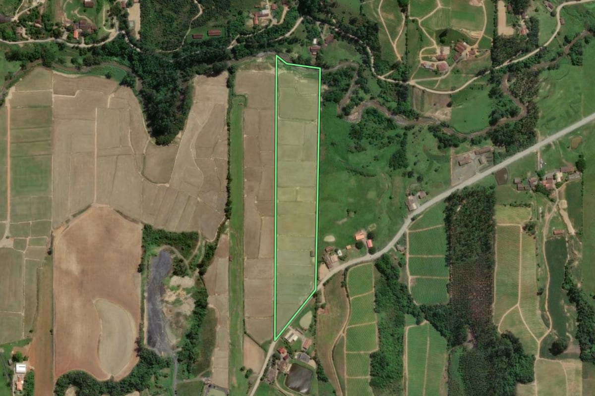 Imagem de satélite do imóvel rural em Presidente Getúlio (SC), com o contorno declarado no CAR desenhado por cima.