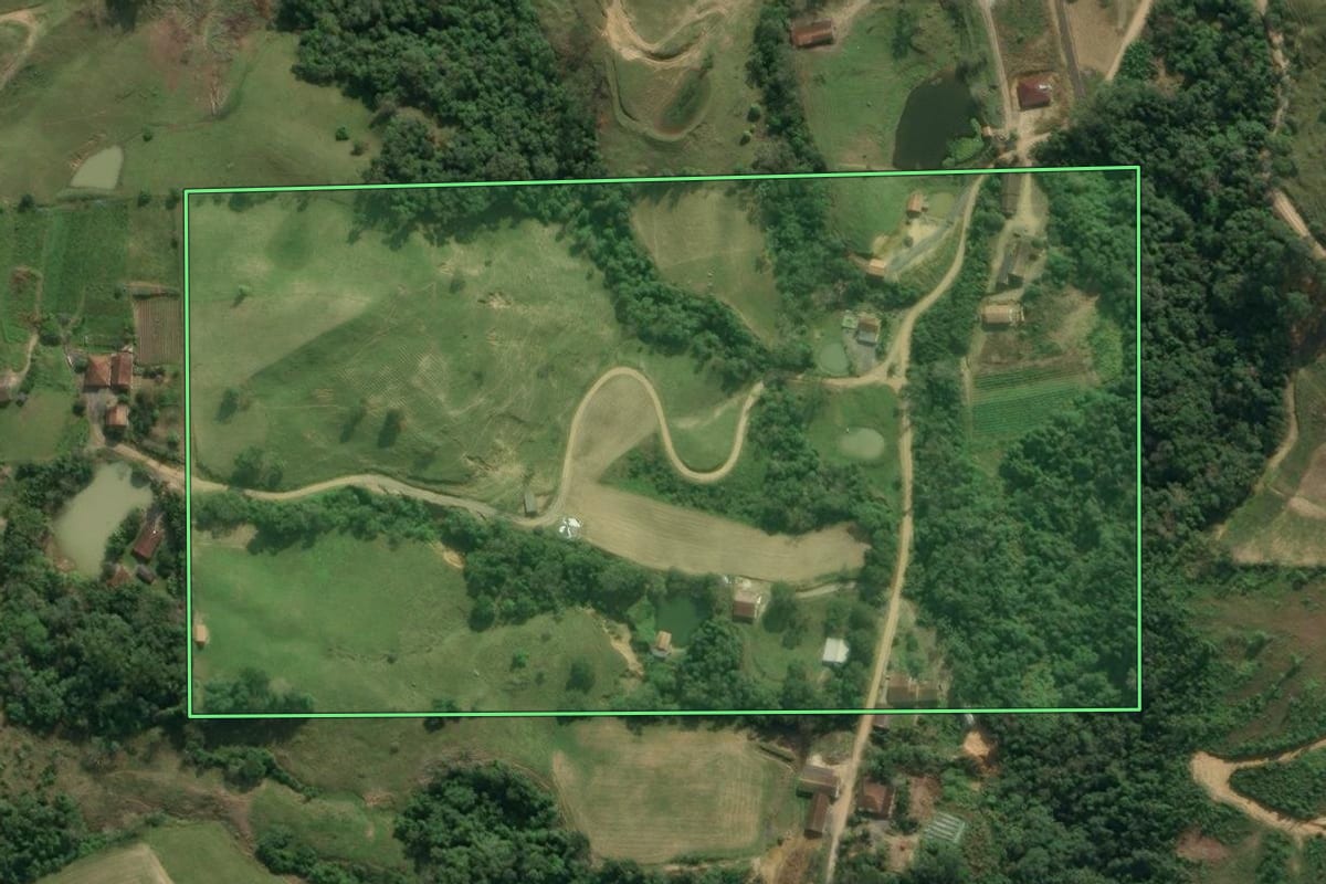 Imagem de satélite do imóvel rural em Presidente Getúlio (SC), com o contorno declarado no CAR desenhado por cima.