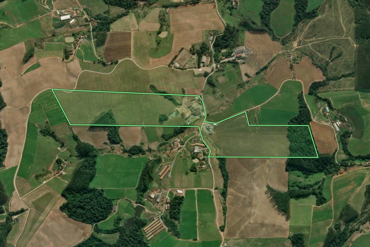 Imagem de satélite do imóvel rural em Presidente Getúlio (SC), com o contorno declarado no CAR desenhado por cima.