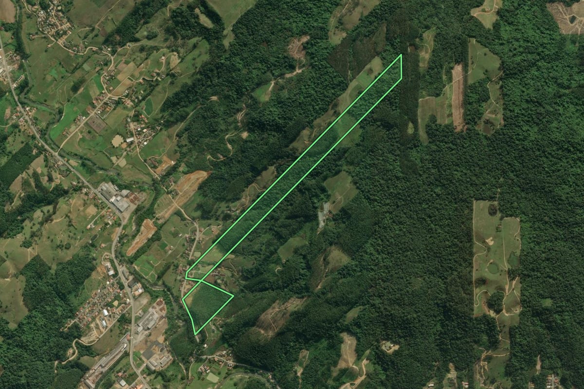 Imagem de satélite do imóvel rural em Presidente Getúlio (SC), com o contorno declarado no CAR desenhado por cima.