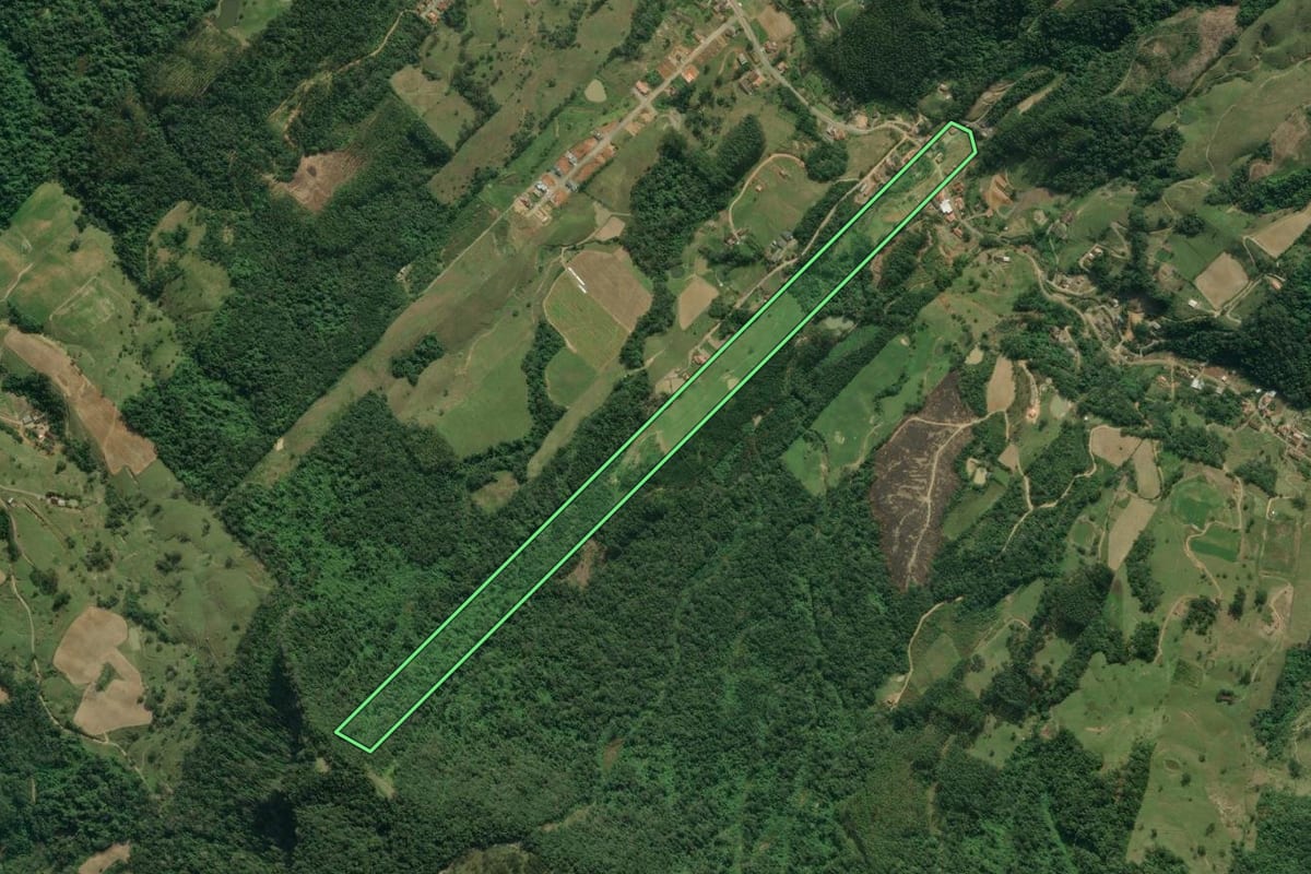 Imagem de satélite do imóvel rural em Presidente Getúlio (SC), com o contorno declarado no CAR desenhado por cima.