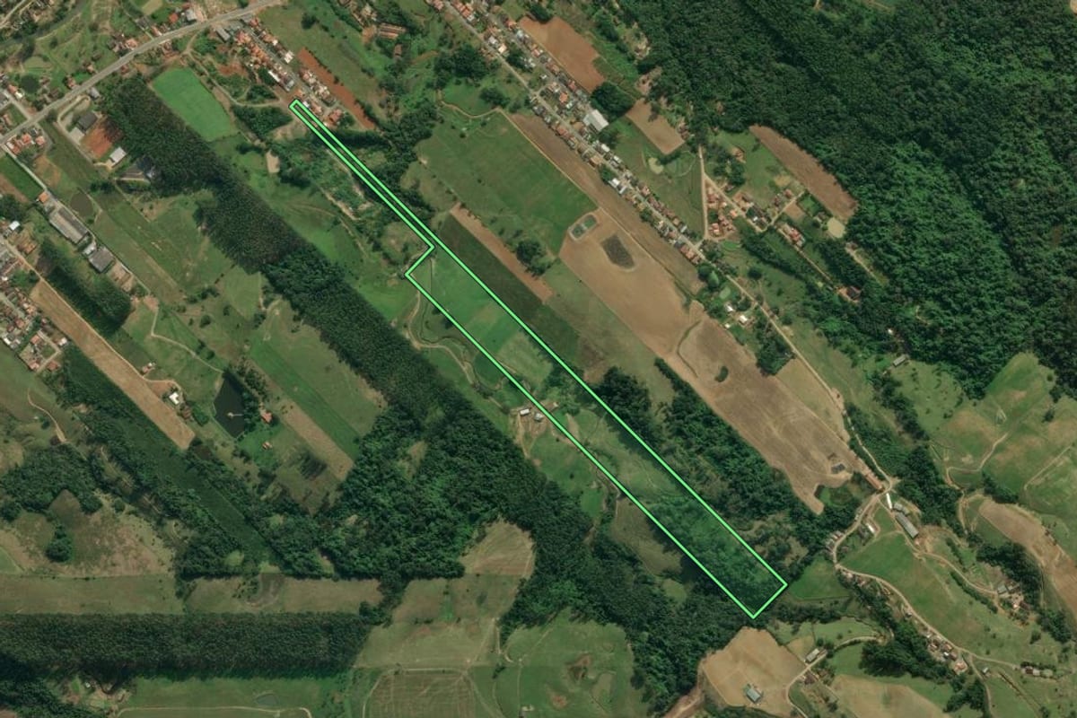 Imagem de satélite do imóvel rural em Presidente Getúlio (SC), com o contorno declarado no CAR desenhado por cima.