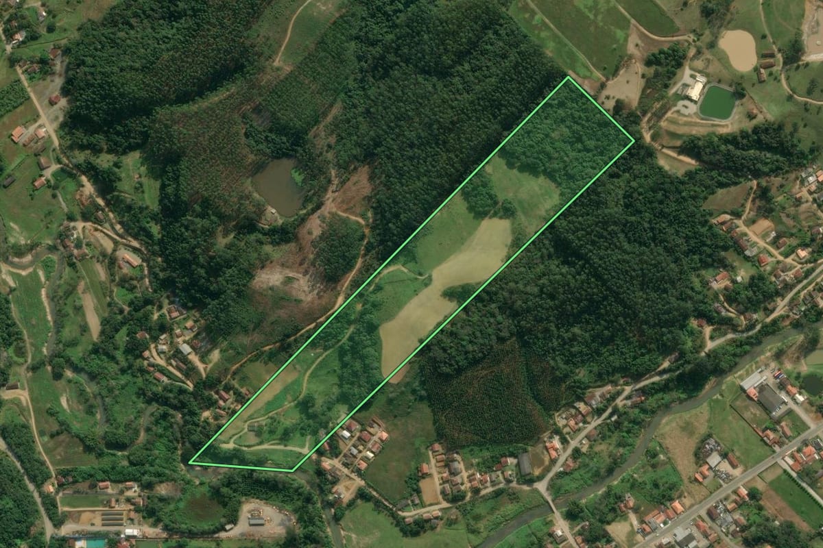 Imagem de satélite do imóvel rural em Presidente Getúlio (SC), com o contorno declarado no CAR desenhado por cima.