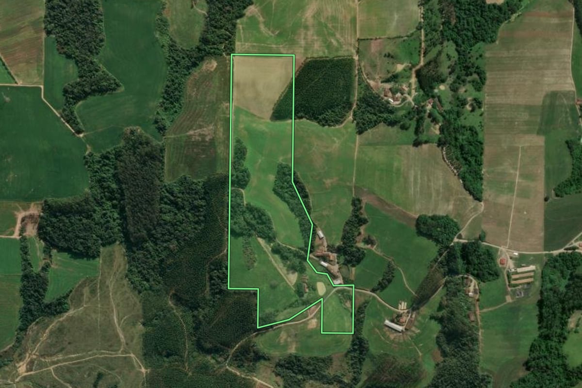 Imagem de satélite do imóvel rural em Presidente Getúlio (SC), com o contorno declarado no CAR desenhado por cima.