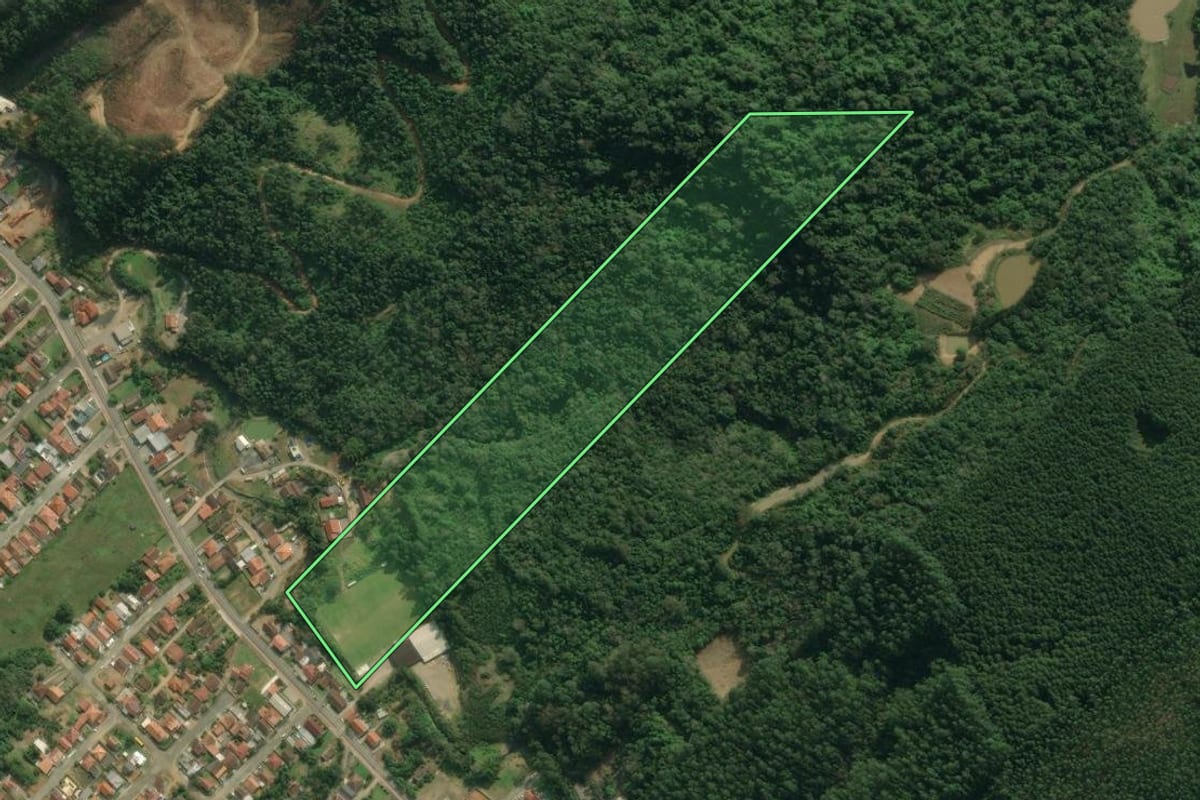 Imagem de satélite do imóvel rural em Presidente Getúlio (SC), com o contorno declarado no CAR desenhado por cima.