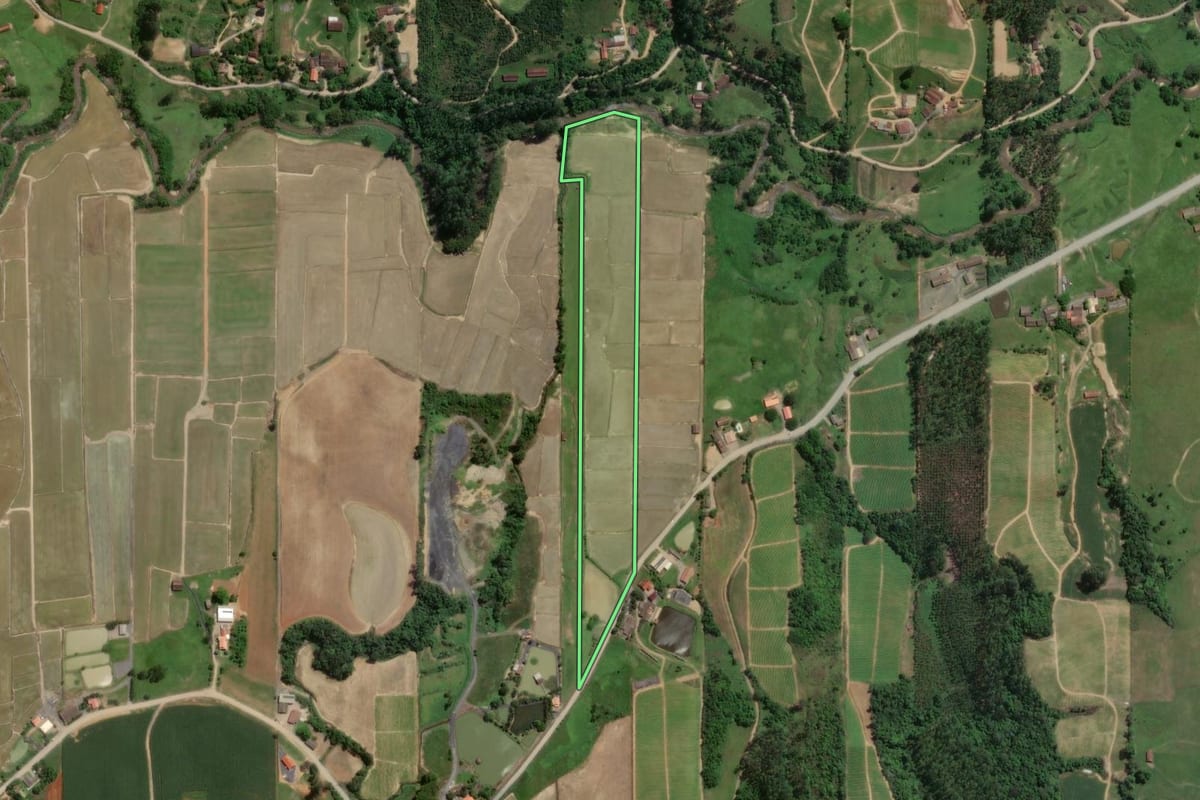 Imagem de satélite do imóvel rural em Presidente Getúlio (SC), com o contorno declarado no CAR desenhado por cima.