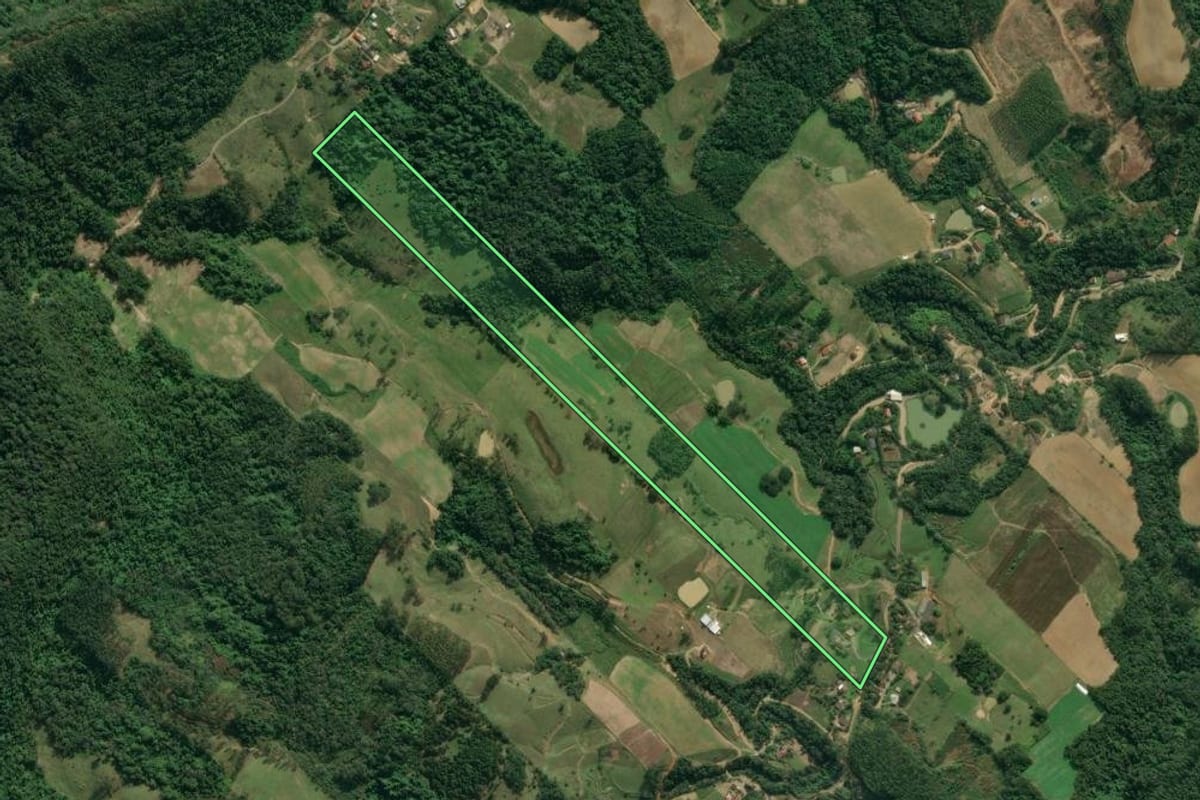 Imagem de satélite do imóvel rural em Presidente Getúlio (SC), com o contorno declarado no CAR desenhado por cima.