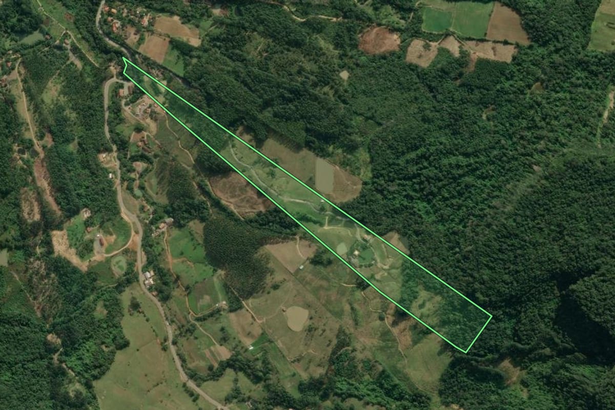 Imagem de satélite do imóvel rural em Presidente Getúlio (SC), com o contorno declarado no CAR desenhado por cima.