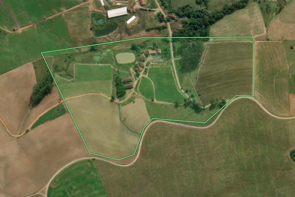 Imagem de satélite do imóvel rural em Presidente Getúlio (SC), com o contorno declarado no CAR desenhado por cima.