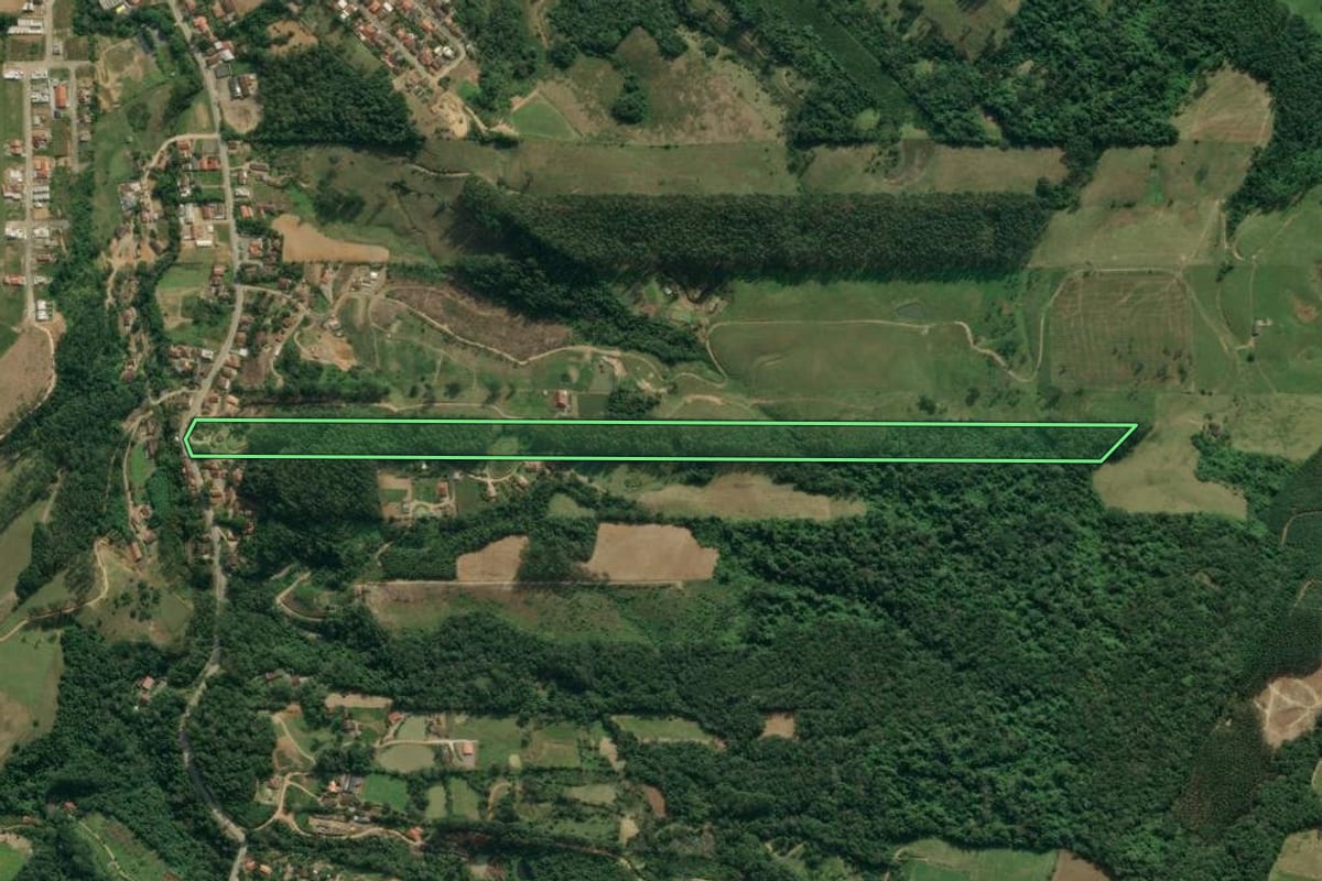 Imagem de satélite do imóvel rural em Presidente Getúlio (SC), com o contorno declarado no CAR desenhado por cima.
