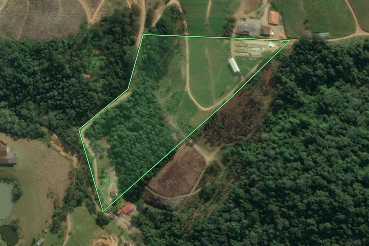 Imagem de satélite do imóvel rural em Presidente Getúlio (SC), com o contorno declarado no CAR desenhado por cima.