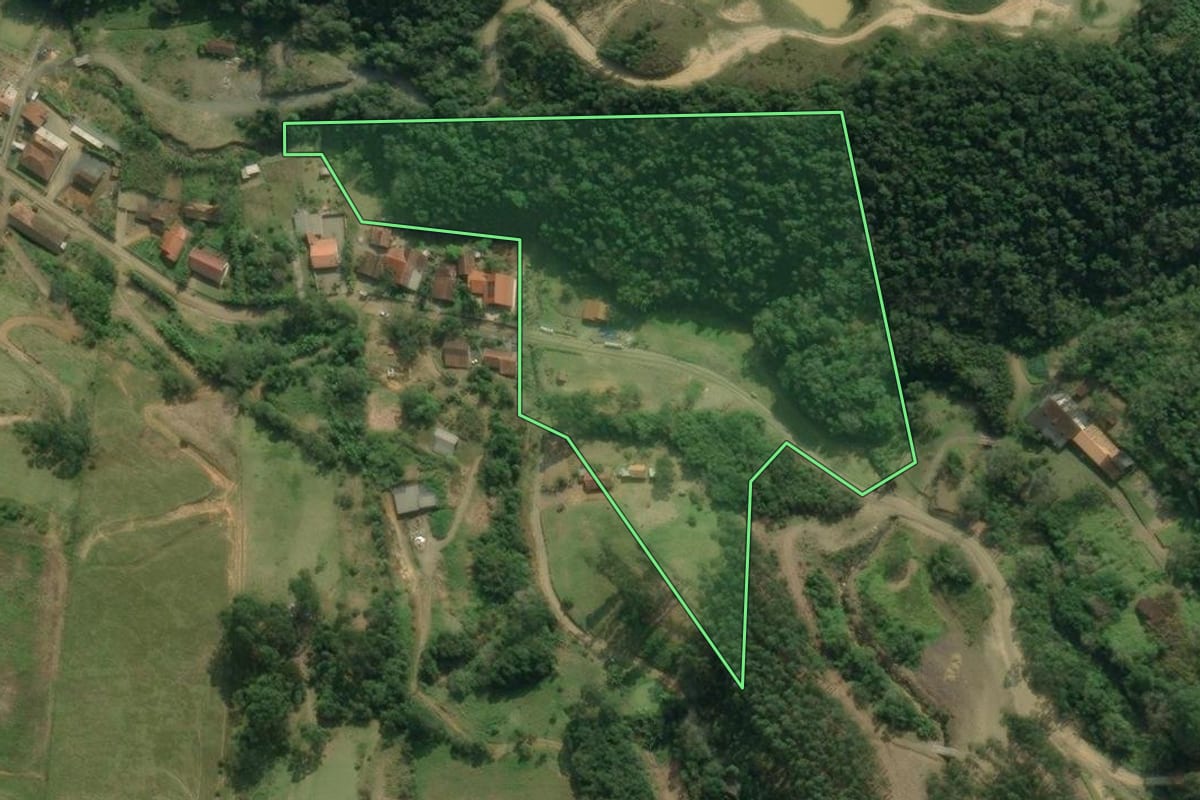 Imagem de satélite do imóvel rural em Presidente Getúlio (SC), com o contorno declarado no CAR desenhado por cima.