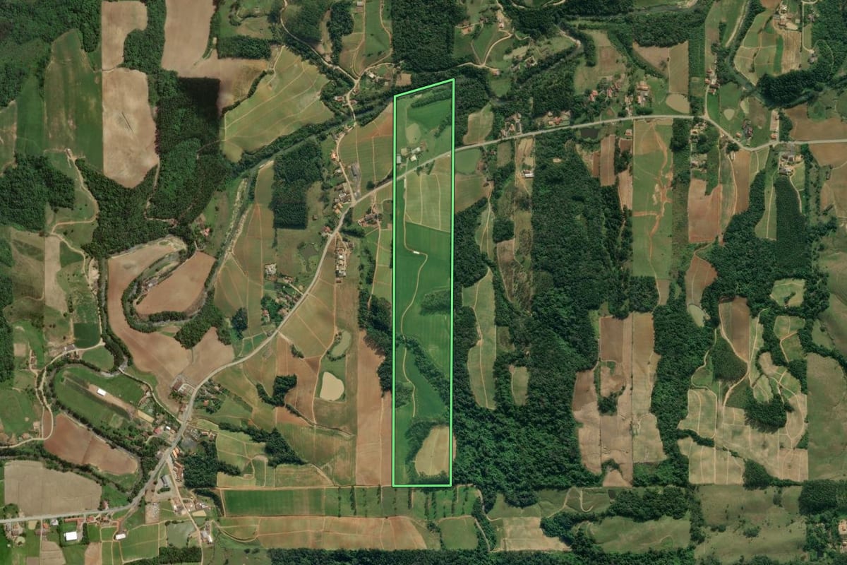 Imagem de satélite do imóvel rural em Presidente Getúlio (SC), com o contorno declarado no CAR desenhado por cima.