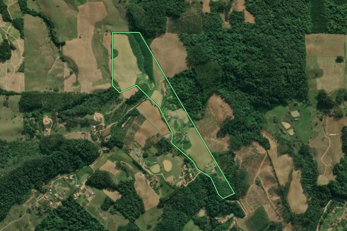 Imagem de satélite do imóvel rural em Presidente Getúlio (SC), com o contorno declarado no CAR desenhado por cima.